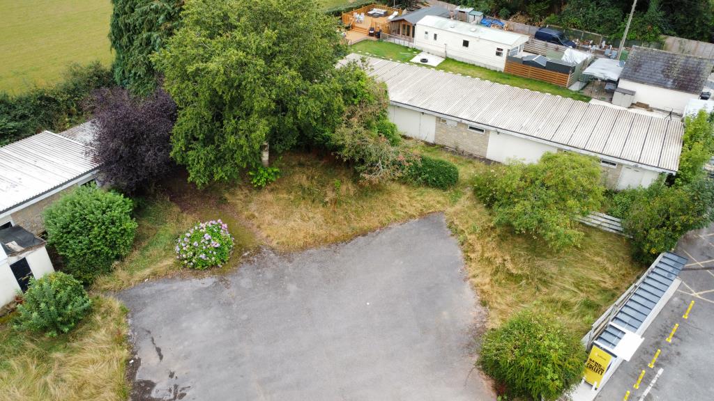 Lot: 57 - HOUSE, BUNGALOW AND CHALETS WITH POTENTIAL - Chalets